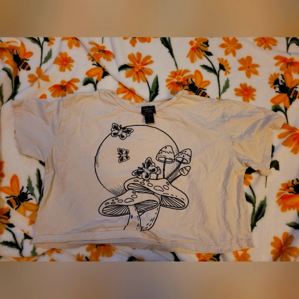 Cute beige destructed Cropped shirt with mushrooms size xl